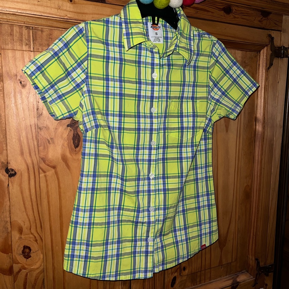 Dickies plaid button down short sleeve shirt/top. Size small. EUC - Picture 2 of 7